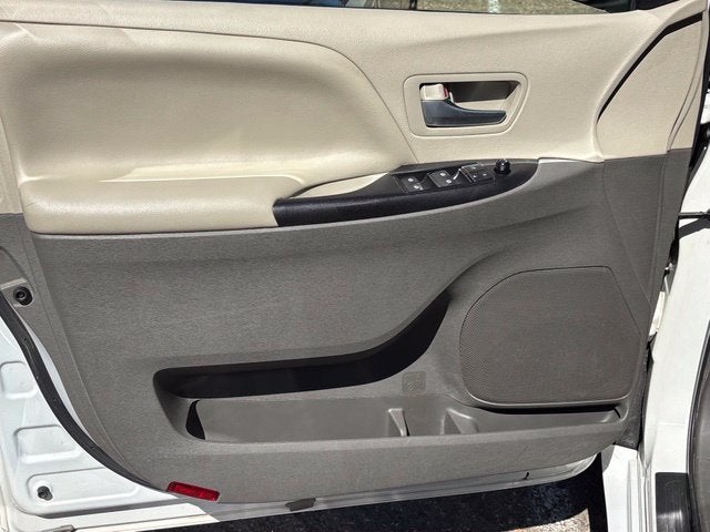 2015 Toyota Sienna LE 8 Passenger