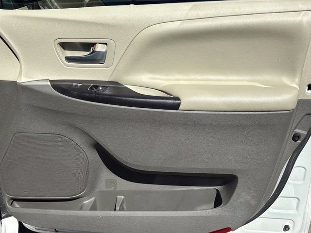 2015 Toyota Sienna LE 8 Passenger