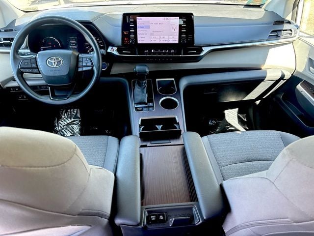 2022 Toyota Sienna LE 8 Passenger