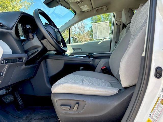 2022 Toyota Sienna LE 8 Passenger