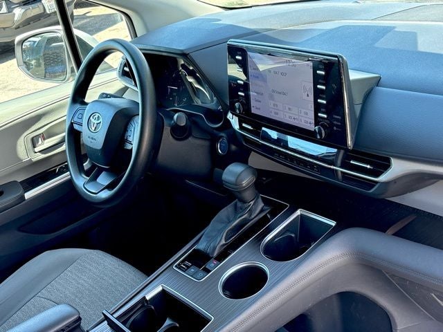 2022 Toyota Sienna LE 8 Passenger