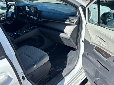 2022 Toyota Sienna LE 8 Passenger