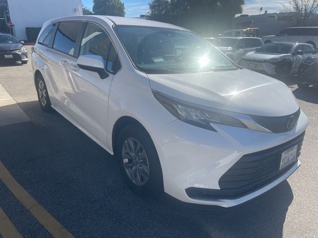 2022 Toyota Sienna LE 8 Passenger