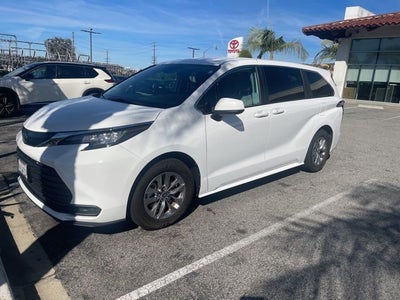 2022 Toyota Sienna LE 8 Passenger