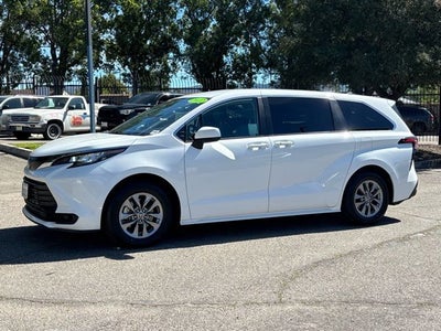 2022 Toyota Sienna LE 8 Passenger