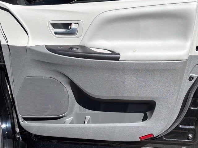 2017 Toyota Sienna LE 8 Passenger