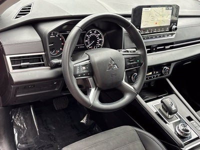 2024 Mitsubishi Outlander SE