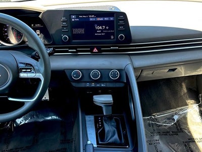 2022 Hyundai Elantra SE
