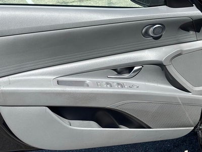 2022 Hyundai Elantra SE