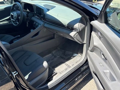 2022 Hyundai Elantra SE